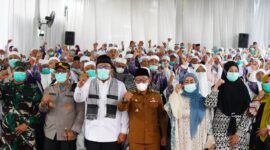 Bupati Tanah Datar Eka Putra beserta jajaran Forkopimda dan pejabat daerah menyambut kepulangan Jemaah haji Tanah Datar. (Foto: Prokopim Tanah Datar)