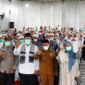 Bupati Tanah Datar Eka Putra beserta jajaran Forkopimda dan pejabat daerah menyambut kepulangan Jemaah haji Tanah Datar. (Foto: Prokopim Tanah Datar)
