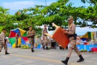 Petugas Satpol PP Padang menertibkan meja PKL yang membandel. (Foto: Humas Satpol PP Padang)