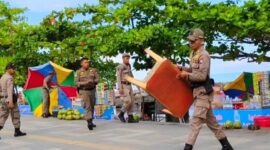 Petugas Satpol PP Padang menertibkan meja PKL yang membandel. (Foto: Humas Satpol PP Padang)