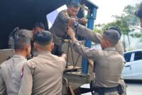 Petugas Satpol PP Padang menyita timbangan milik pengepul barang bekas di Bypass. (Foto: Humas Satpol PP Padang)