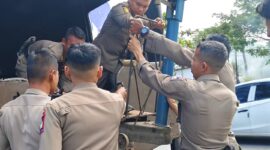 Petugas Satpol PP Padang menyita timbangan milik pengepul barang bekas di Bypass. (Foto: Humas Satpol PP Padang)