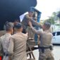 Petugas Satpol PP Padang menyita timbangan milik pengepul barang bekas di Bypass. (Foto: Humas Satpol PP Padang)