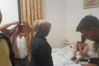 Petugas Satpol PP Padang mengamankan pasangan ilegal di sebuah penginapan di Padang. (Foto: Humas Satpol PP Padang)