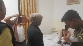 Petugas Satpol PP Padang mengamankan pasangan ilegal di sebuah penginapan di Padang. (Foto: Humas Satpol PP Padang)