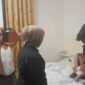 Petugas Satpol PP Padang mengamankan pasangan ilegal di sebuah penginapan di Padang. (Foto: Humas Satpol PP Padang)