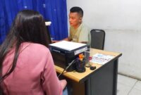Petugas Satpol PP mendata perempuan yang diamankan di kawasan Khatib Sulaiman, Sabtu dini hari (13/7/2024). (Foto: Humas Satpol PP Padang)