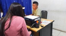 Petugas Satpol PP mendata perempuan yang diamankan di kawasan Khatib Sulaiman, Sabtu dini hari (13/7/2024). (Foto: Humas Satpol PP Padang)