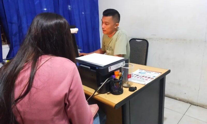 Petugas Satpol PP mendata perempuan yang diamankan di kawasan Khatib Sulaiman, Sabtu dini hari (13/7/2024). (Foto: Humas Satpol PP Padang)
