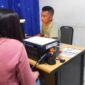 Petugas Satpol PP mendata perempuan yang diamankan di kawasan Khatib Sulaiman, Sabtu dini hari (13/7/2024). (Foto: Humas Satpol PP Padang)