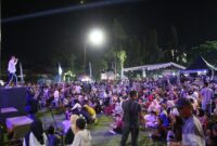 Ribuan warga tumpah ruah menyaksikan panggung hiburan rakyat dalam rangka HUT Kota Pariaman ke-22, Minggu malam (7/7/2024). (Foto: Diskominfo Kota Pariaman)