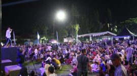 Ribuan warga tumpah ruah menyaksikan panggung hiburan rakyat dalam rangka HUT Kota Pariaman ke-22, Minggu malam (7/7/2024). (Foto: Diskominfo Kota Pariaman)