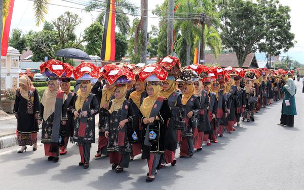 Pemko Pariaman menggelar makan bajamba menyambut Tahun Baru Islam 1446 H. (Foto: Diskominfo Kota Pariaman)