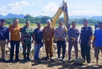 Bupati Pasbar, Hamsuardi dan rombongan meninjau pembangunan perkuatan tebing Sungai Batang Pasaman di Jorong Pasir Bintungan, Kecamatan Pasaman, Sabtu (13/7/2024). (Foto: Diskominfo Pasbar)