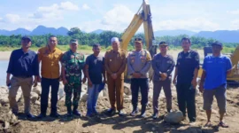 Bupati Pasbar, Hamsuardi dan rombongan meninjau pembangunan perkuatan tebing Sungai Batang Pasaman di Jorong Pasir Bintungan, Kecamatan Pasaman, Sabtu (13/7/2024). (Foto: Diskominfo Pasbar)
