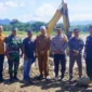 Bupati Pasbar, Hamsuardi dan rombongan meninjau pembangunan perkuatan tebing Sungai Batang Pasaman di Jorong Pasir Bintungan, Kecamatan Pasaman, Sabtu (13/7/2024). (Foto: Diskominfo Pasbar)