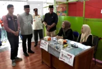 Pj Wali Kota Padang Panjang Sonny Budaya Putra dan rombongan meninjau PSU DPD RI di salah satu TPS. (Foto: Diskominfo Padang Panjang)