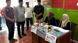 Pj Wali Kota Padang Panjang Sonny Budaya Putra dan rombongan meninjau PSU DPD RI di salah satu TPS. (Foto: Diskominfo Padang Panjang)