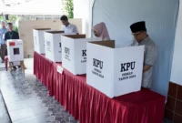 Pj Wali Kota Padang Panjang Sonny Budaya Putra dan keluarga menyalurkan hak pilihnya di TPS 015 Silba. (Foto: Diskominfo Padang Panjang)