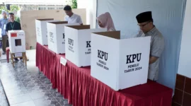 Pj Wali Kota Padang Panjang Sonny Budaya Putra dan keluarga menyalurkan hak pilihnya di TPS 015 Silba. (Foto: Diskominfo Padang Panjang)