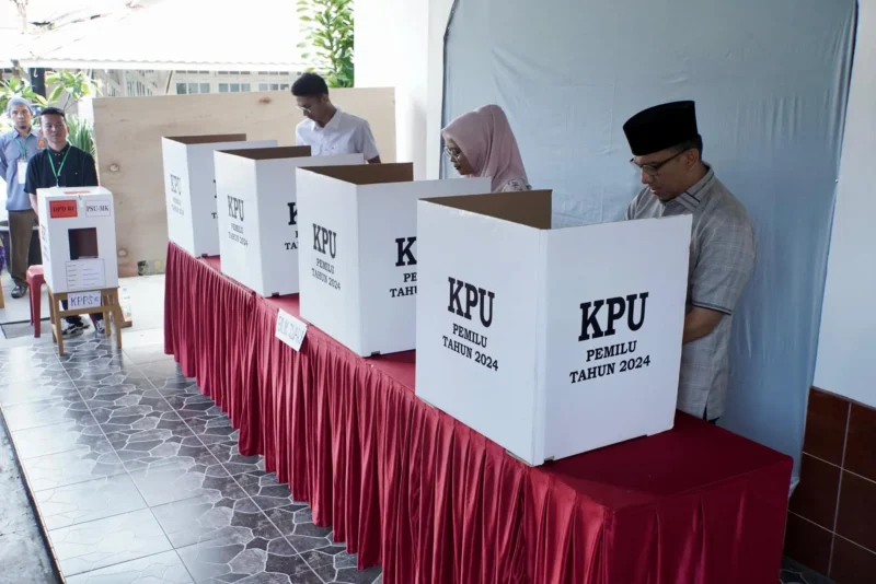 Pj Wali Kota Padang Panjang Sonny Budaya Putra dan keluarga menyalurkan hak pilihnya di TPS 015 Silba. (Foto: Diskominfo Padang Panjang)