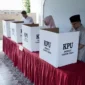 Pj Wali Kota Padang Panjang Sonny Budaya Putra dan keluarga menyalurkan hak pilihnya di TPS 015 Silba. (Foto: Diskominfo Padang Panjang)