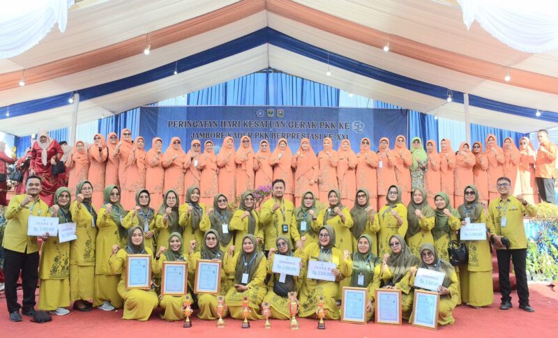 Kontingen PKK Kota Padang berhasil mendulang sejumlah prestasi di Jambore Kader PKK Berprestasi Tingkat Sumbar ke-21 Tahun 2024. (Foto: Prokopim Padang)