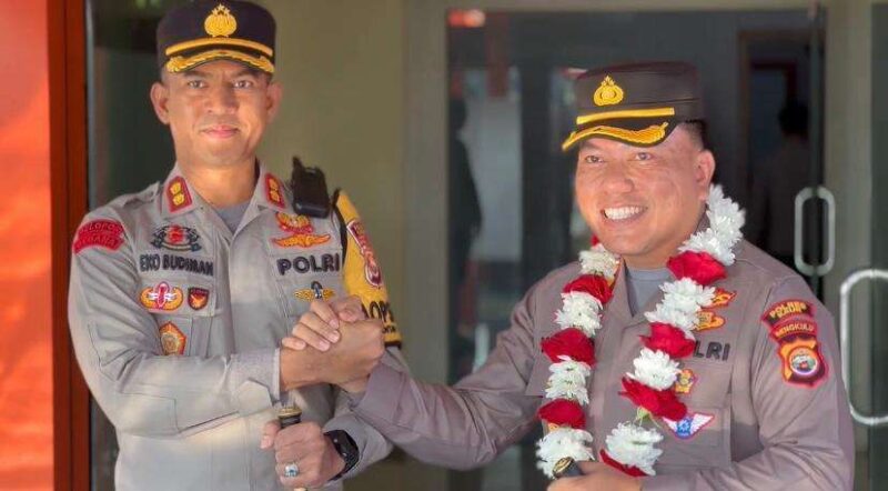 Mantan Kapolres Kaur AKBP Eko Budiman (kiri) dan Kapolres Kaur AKBP Yuriko Fernanda (kanan) saat acara pisah sambut. (Foto: Humas Polres Kaur)
