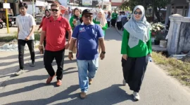 Camat Nanggalo Amrizal Rengganis mengikuti jalan santai STIFARM, Sabtu (27/7).