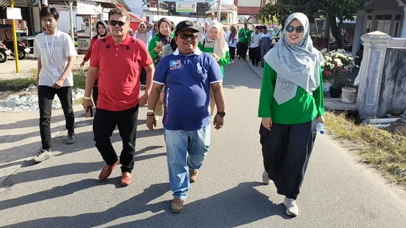 Camat Nanggalo Amrizal Rengganis mengikuti jalan santai STIFARM, Sabtu (27/7).