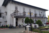 Gedung Balai Kota lama dipercantik dengan pengecatan ulang. Nantinya gedung ini akan dijadikan museum. 