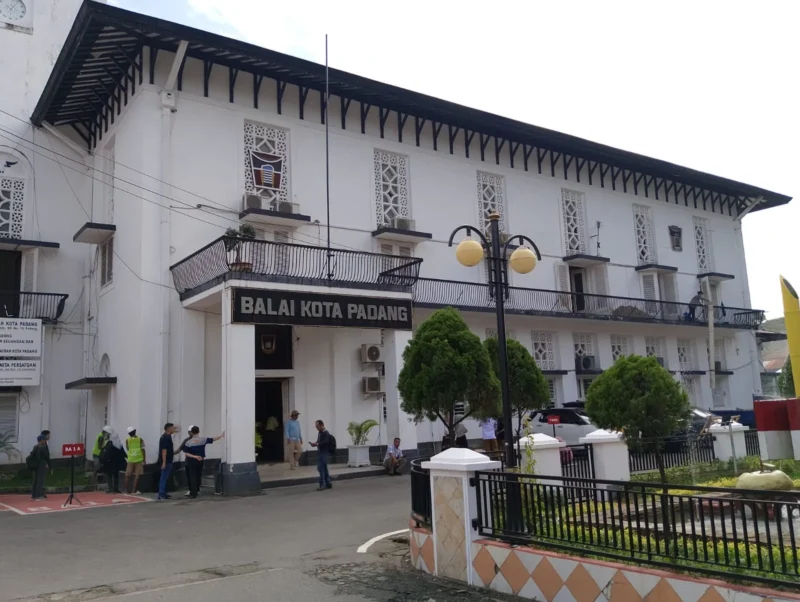 Gedung Balai Kota lama dipercantik dengan pengecatan ulang. Nantinya gedung ini akan dijadikan museum. 