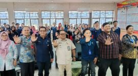 Kepala Badan Kesbangpol Padang Tarmizi Ismail, narasumber dan peserta Sosialisasi Dalam Rangka Pembinaan Kelurahan Bersinar (Bersih Narkoba) di Aula Kantor Camat Nanggalo, Kamis (18/7/2024). 