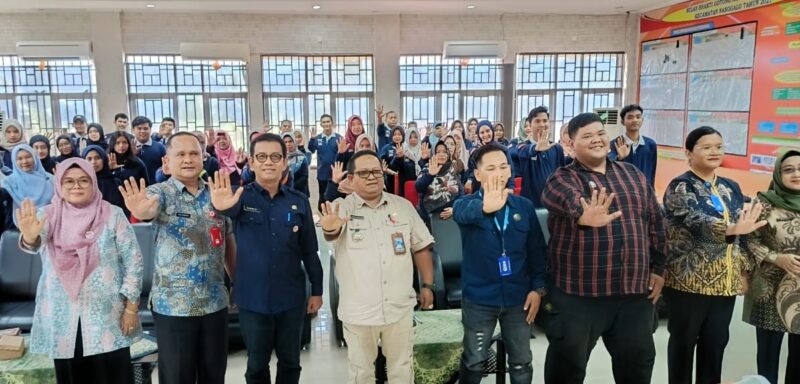 Kepala Badan Kesbangpol Padang Tarmizi Ismail, narasumber dan peserta Sosialisasi Dalam Rangka Pembinaan Kelurahan Bersinar (Bersih Narkoba) di Aula Kantor Camat Nanggalo, Kamis (18/7/2024). 