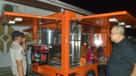 Pj Wali Kota Padang Andree Algamar melihat mobil dapur umum lapangan dari BNPB. (Foto: Prokopim Padang) 