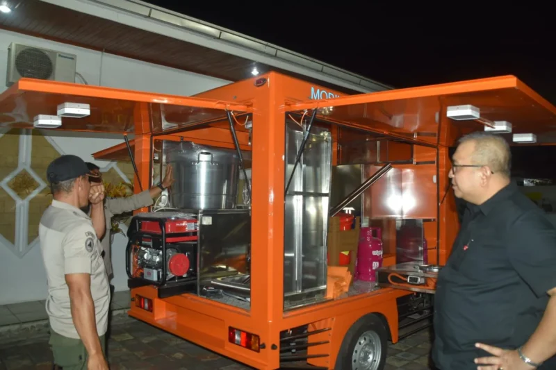 Pj Wali Kota Padang Andree Algamar melihat mobil dapur umum lapangan dari BNPB. (Foto: Prokopim Padang) 