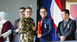 Bupati Solok Selatan, H. Khairunas menerima Penghargaan Manggala Karya Kencana (MKK) dari BKKBN RI. (Foto: Humas Pemkab Solsel)