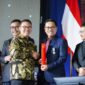 Bupati Solok Selatan, H. Khairunas menerima Penghargaan Manggala Karya Kencana (MKK) dari BKKBN RI. (Foto: Humas Pemkab Solsel)