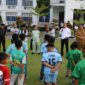 Pj. Wali Kota Pariaman, Roberia menyerahkan secara sombolis bantuan bola kaki kepada 6 SSB di halaman Balaikota, Selasa (2/7/2024). (Foto: Diskominfo Kota Pariaman)