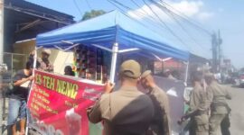 Petugas Satpol PP Padang menertibkan PKL yang masih berjualan di badan jalan depan kampus UPI. (Foto: Humas Satpol PP Padang)