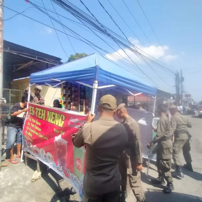 Petugas Satpol PP Padang menertibkan PKL yang masih berjualan di badan jalan depan kampus UPI. (Foto: Humas Satpol PP Padang)