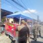 Petugas Satpol PP Padang menertibkan PKL yang masih berjualan di badan jalan depan kampus UPI. (Foto: Humas Satpol PP Padang)