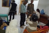Petugas Satpol Padang menginterogasi warga yang tertangkap pada Minggu (7/7/2024)
