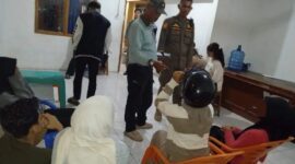 Petugas Satpol Padang menginterogasi warga yang tertangkap pada Minggu (7/7/2024)