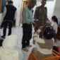 Petugas Satpol Padang menginterogasi warga yang tertangkap pada Minggu (7/7/2024)