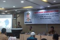 Asisten II Bidang Perekonomian dan Pembangunan Setdako Padang Didi Aryadi membuka FGD Peninjauan Ulang RTRW Kota Padang di Hotel Rangkayo Basa, Selasa (9/7/2024). (Foto: Diskominfo Padang)