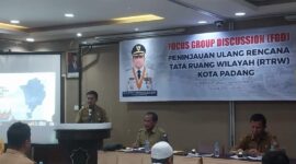 Asisten II Bidang Perekonomian dan Pembangunan Setdako Padang Didi Aryadi membuka FGD Peninjauan Ulang RTRW Kota Padang di Hotel Rangkayo Basa, Selasa (9/7/2024). (Foto: Diskominfo Padang)