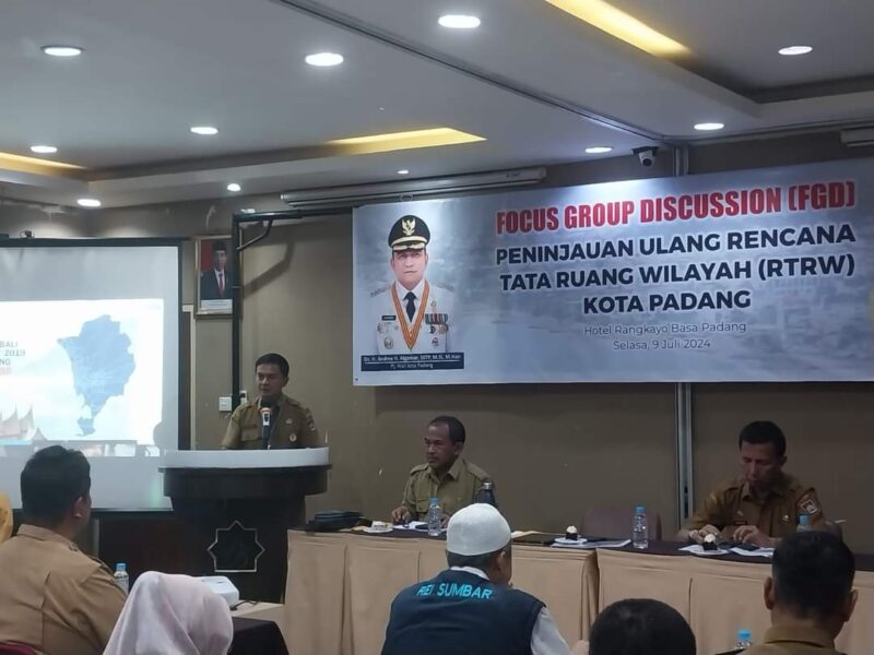 Asisten II Bidang Perekonomian dan Pembangunan Setdako Padang Didi Aryadi membuka FGD Peninjauan Ulang RTRW Kota Padang di Hotel Rangkayo Basa, Selasa (9/7/2024). (Foto: Diskominfo Padang)