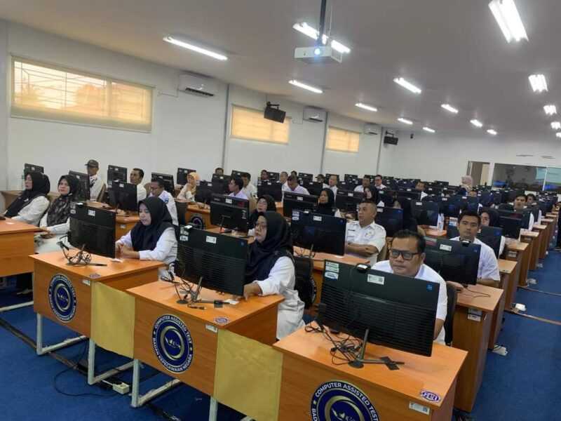 Para ASN Pemkab Pasbar mengikuti ujian dinas di Kantor UPT BKN Padang, Selasa (9/7/2024). (Foto: Pemkab Pasbar)