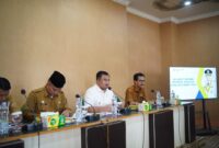 Bupati Dharmasraya, Sutan Riska Tuanku Kerajaan membuka persiapan evaluasi SAKIP di Pulau Punjung, Senin, (15/7/2024). (Foto: Pemkab Dharmasraya)